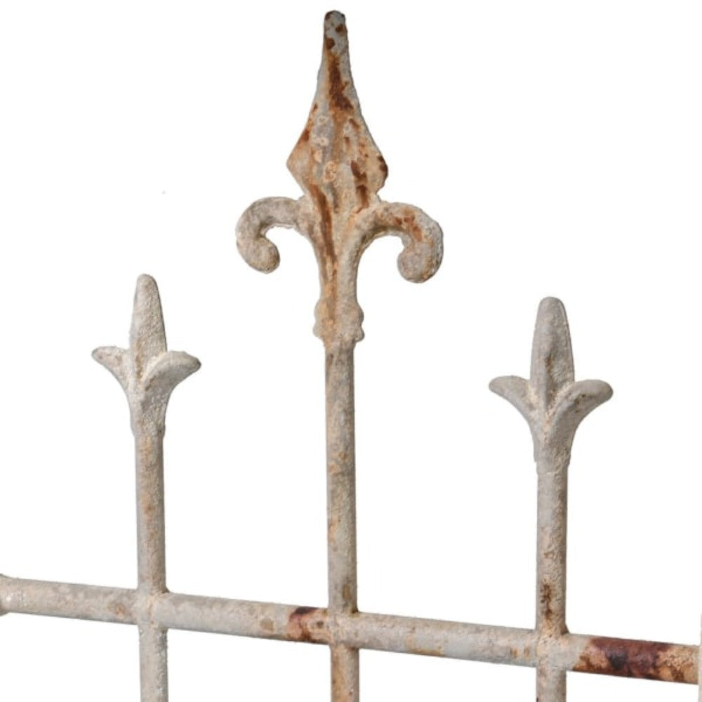 
            
                Load image into Gallery viewer, Curl Feet Metal Table
            
        