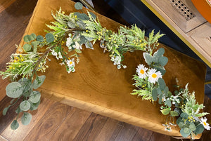
            
                Load image into Gallery viewer, Daisy Garden Garland
            
        